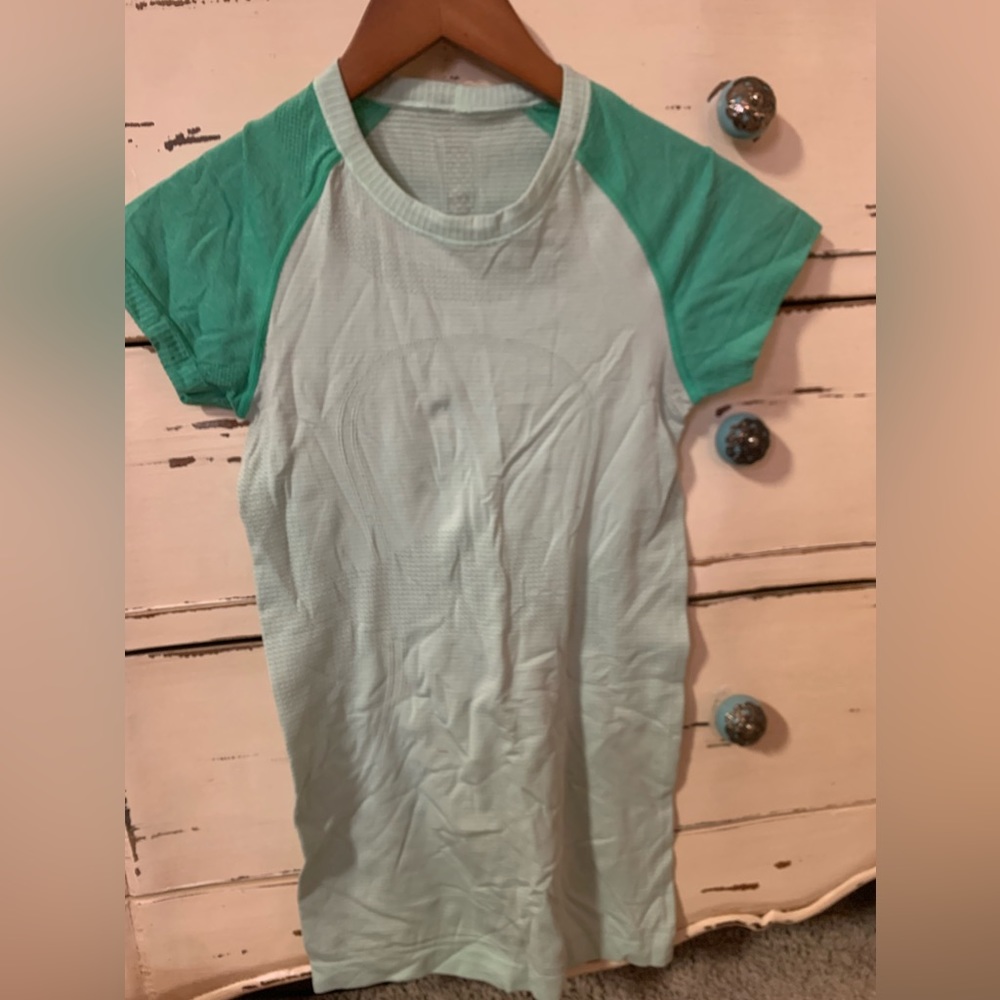 Lululemon two tone green shirt sleeve swiftly tee size 2